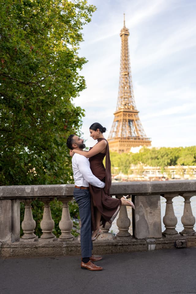Romantic couple posing in bir hakeim birdge with an Eiffel Tower view during a Paris couple photoshoot.